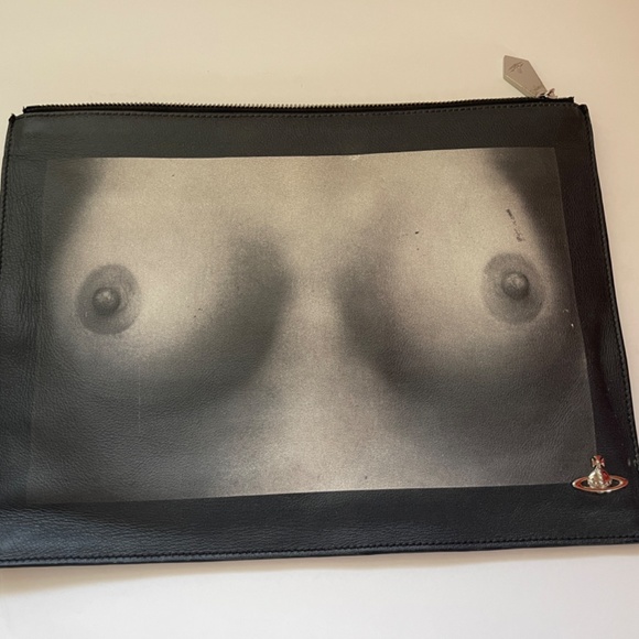 SOLD!!! VIVIENNE WESTWOOD ICONIC TI TS PRINTED BLACK LEATHER CLUTCH NWT SS16 - Picture 6 of 15